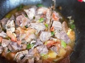 加入料酒，将牛肉炖熟。