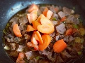 再加入切好的胡萝卜，加入适量生抽调色，8-10分钟即可出锅。