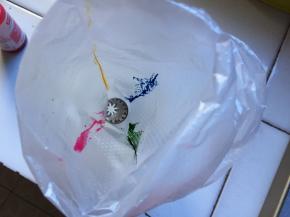 提前先将各种色素用牙签抹在裱花袋中，随意一点，