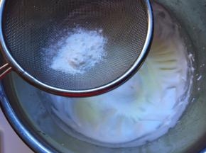 筛入玉米淀粉和奶粉，用搅拌刀从下往上搅拌均匀，速度应快，不能搅拌太久，容易消泡