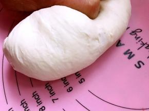 再稍稍揉揉成面团