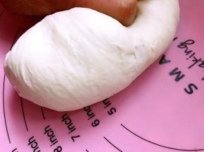 再稍稍揉揉成面团