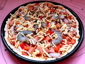 最后放入虾，撒上一层芝士