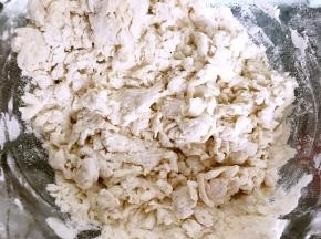 搅拌至絮状，用手揉成光滑面团