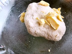 加入黄油，继续揉面