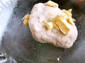 加入黄油，继续揉面