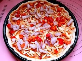 再撒上洋葱、红椒