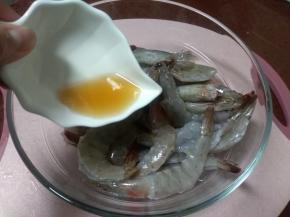 虾放入一个盆里，加入少许的料酒