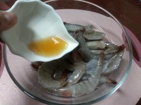 虾放入一个盆里，加入少许的料酒