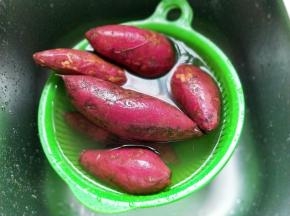 首先将地瓜清洗干净。