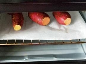 之后放在垫有油纸或者锡纸的烤网上，入烤箱中层。