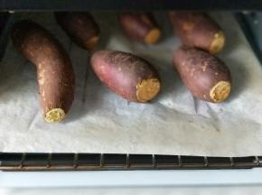 190度烤约50分钟。就好温度根据自家烤箱性能另定，时间要根据地瓜的大小来调配。