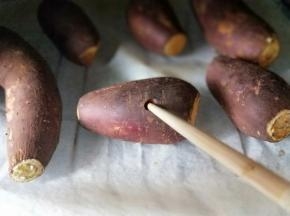 可以借助一根筷子，轻松扎透即可。