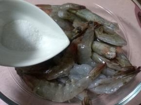 加入一半盐，约2.5g盐