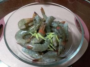 一半姜切成丝，加入虾中抓匀，腌制15分钟以上