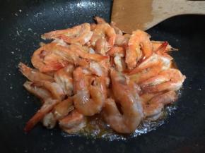 热锅倒入凉油，油比平时炒菜的多一点点，加热到微微冒烟状态