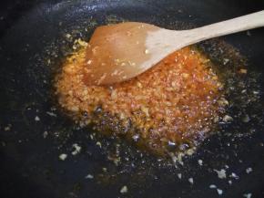 虾捞出后留底油，放入蒜米