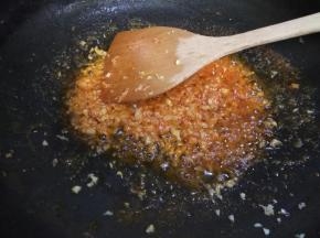 虾捞出后留底油，放入蒜米