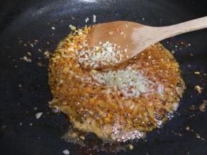 蒜米微金黄色时放入葱末