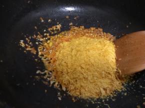 煸炒一分钟后加入面包糠