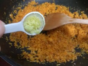 翻炒几下后，放入少许鸡精粉