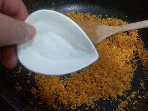 放入剩下的盐，大约2.5g，翻拌均匀