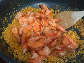 放入之前煸炒的虾，翻炒一分钟即可出锅，我没有放干辣椒粒，喜欢的可以放点干辣椒粒