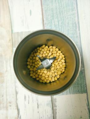 黄豆洗干净晾干用粉碎机打成粉