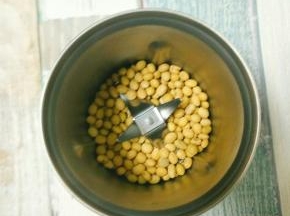 黄豆洗干净晾干用粉碎机打成粉