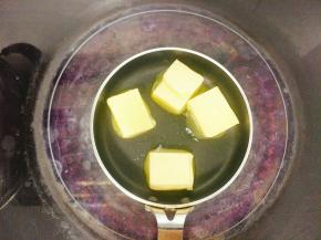 黄油加热融化，放至室温