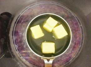 黄油加热融化，放至室温