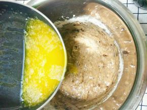 晾凉的黄油，一起搅拌均匀