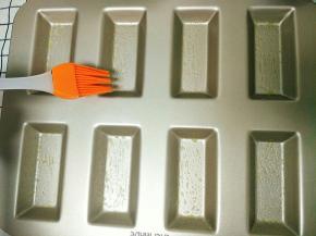 小锅内剩下的黄油抹在模具上