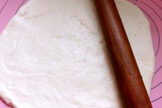 用擀面杖擀成饼皮，比披萨盘大一圈即可