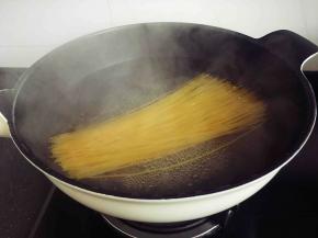 将水烧开，加入少许盐，意面下入锅中煮8-10分钟。