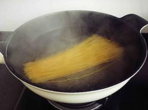 将水烧开，加入少许盐，意面下入锅中煮8-10分钟。