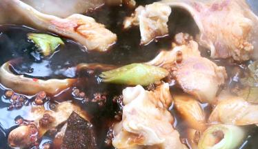 放入香料锅中，大火烧开转小火慢煮1小时