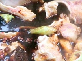 放入香料锅中，大火烧开转小火慢煮1小时