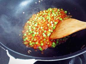 加入两大勺番茄酱、罗勒碎搅匀。