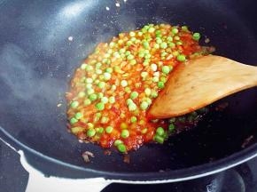 加入两大勺番茄酱、罗勒碎搅匀。