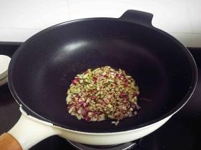 锅内留少许油，放入洋葱碎煸炒出香味后加入西芹丁。