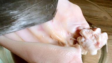 将猪耳刮洗干净