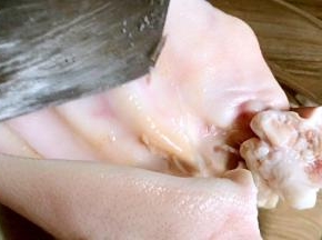 将猪耳刮洗干净