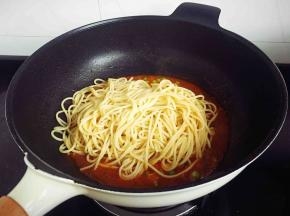 加入之前煮好的意面。