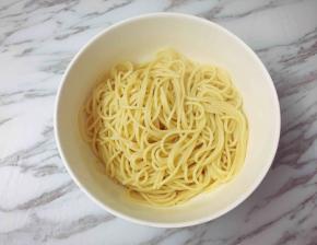 面条煮好后捞起沥干水，装入大碗里，加入一小勺橄榄油拌匀，防止黏连。