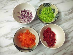 煮面时，将牛肉切丁，洋葱切碎，西红柿去皮切丁，西芹切丁，青豆洗净备用。