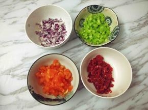 煮面时，将牛肉切丁，洋葱切碎，西红柿去皮切丁，西芹切丁，青豆洗净备用。