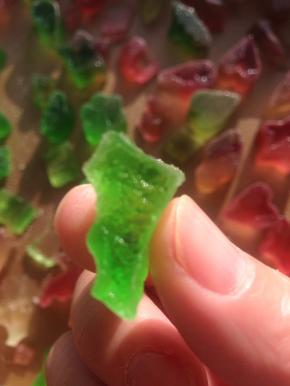 11、第二天的状态 小块的 已经能拿起来了  外壳脆脆的  不会碎 大块的还不能动