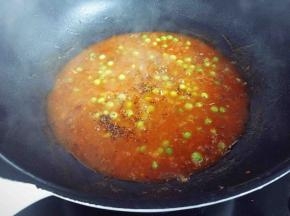 酱汁浓稠后转小火，加入少许盐和黑胡椒碎拌匀。