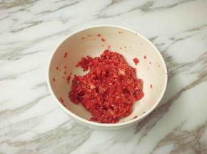 牛肉丁用水淀粉腌制一下，肉质口感更好。